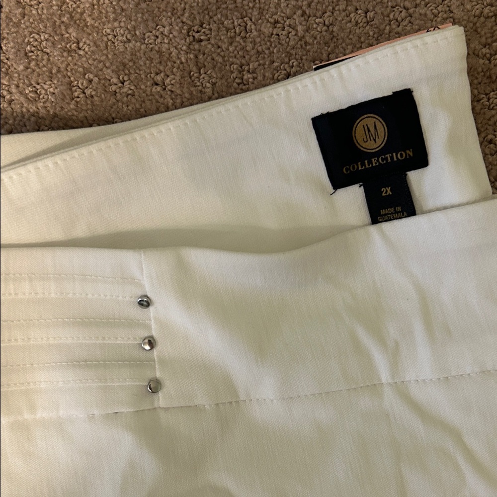 JM Collection Bright White Rivet Capri - Picture 5 of 9